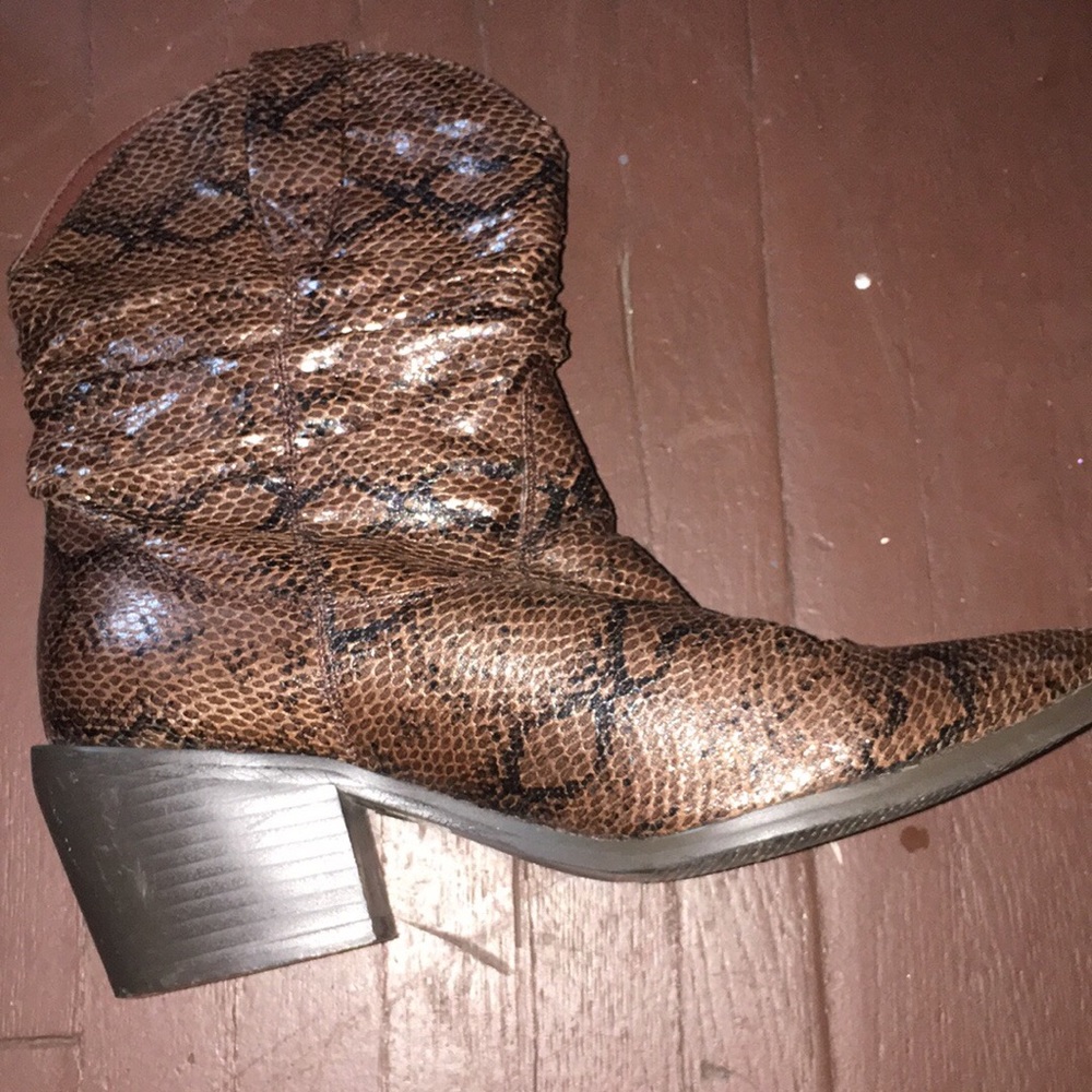 Womens boots size 6